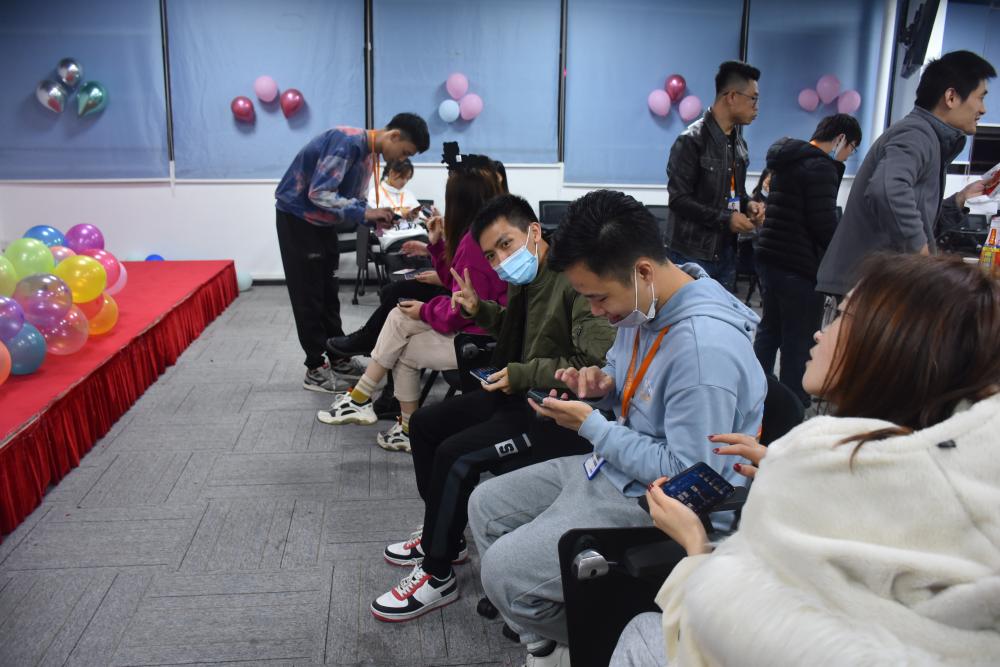 浓情暖心平安夜,欢乐温馨生日会 浓情暖心平安夜,欢乐温馨生日会