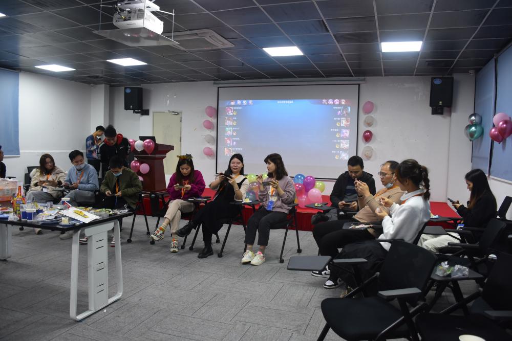 浓情暖心平安夜,欢乐温馨生日会 浓情暖心平安夜,欢乐温馨生日会